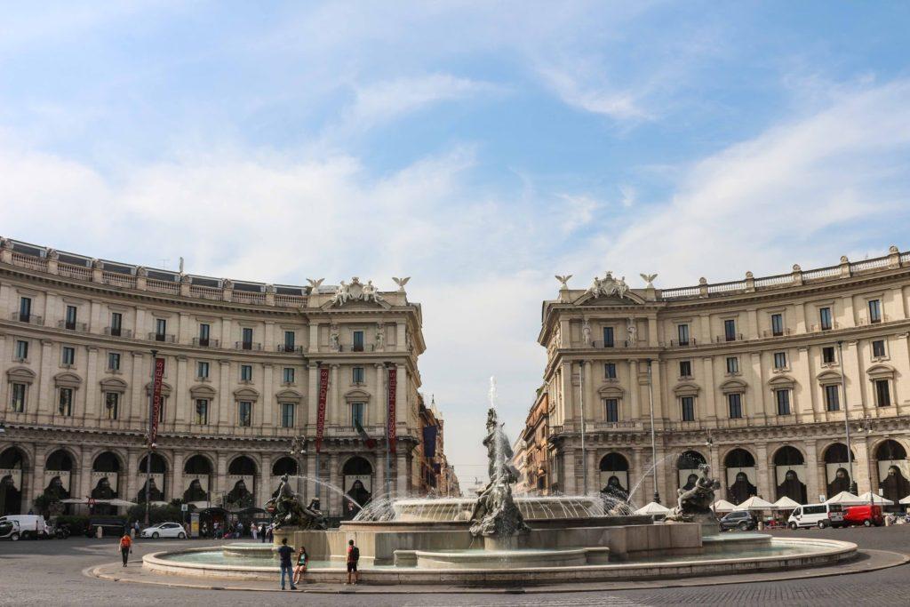 Monuments and buildings in the Piazza della Republica