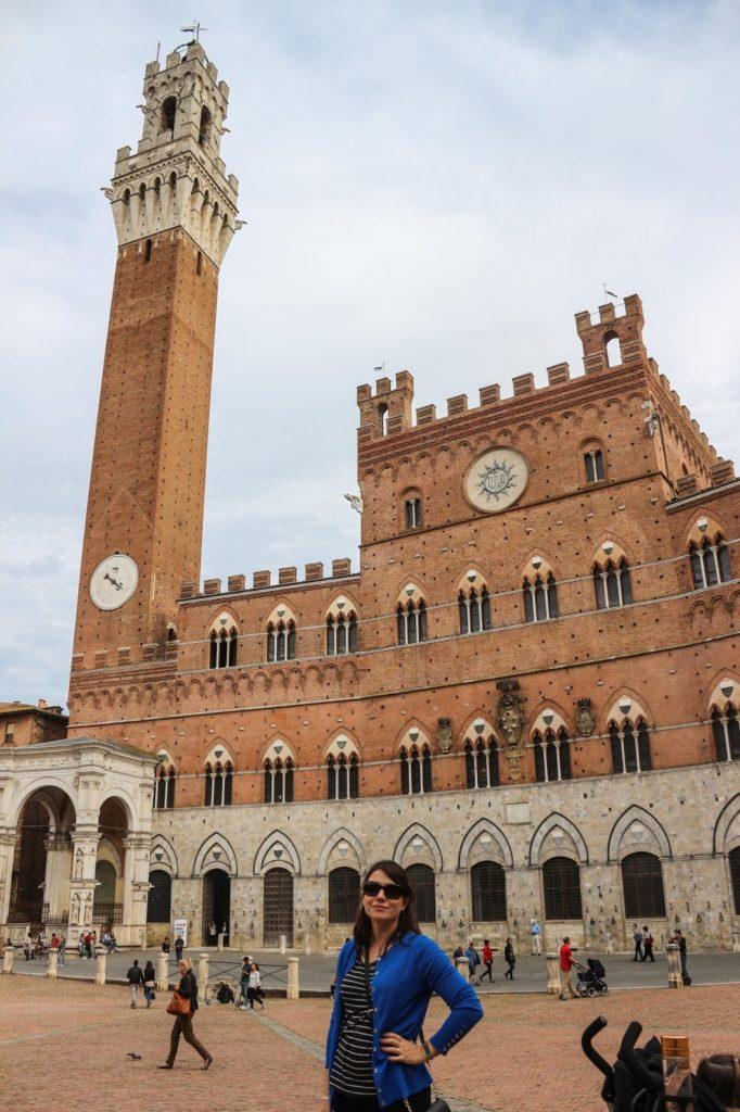 Adriane in front of the Torre del Mangia