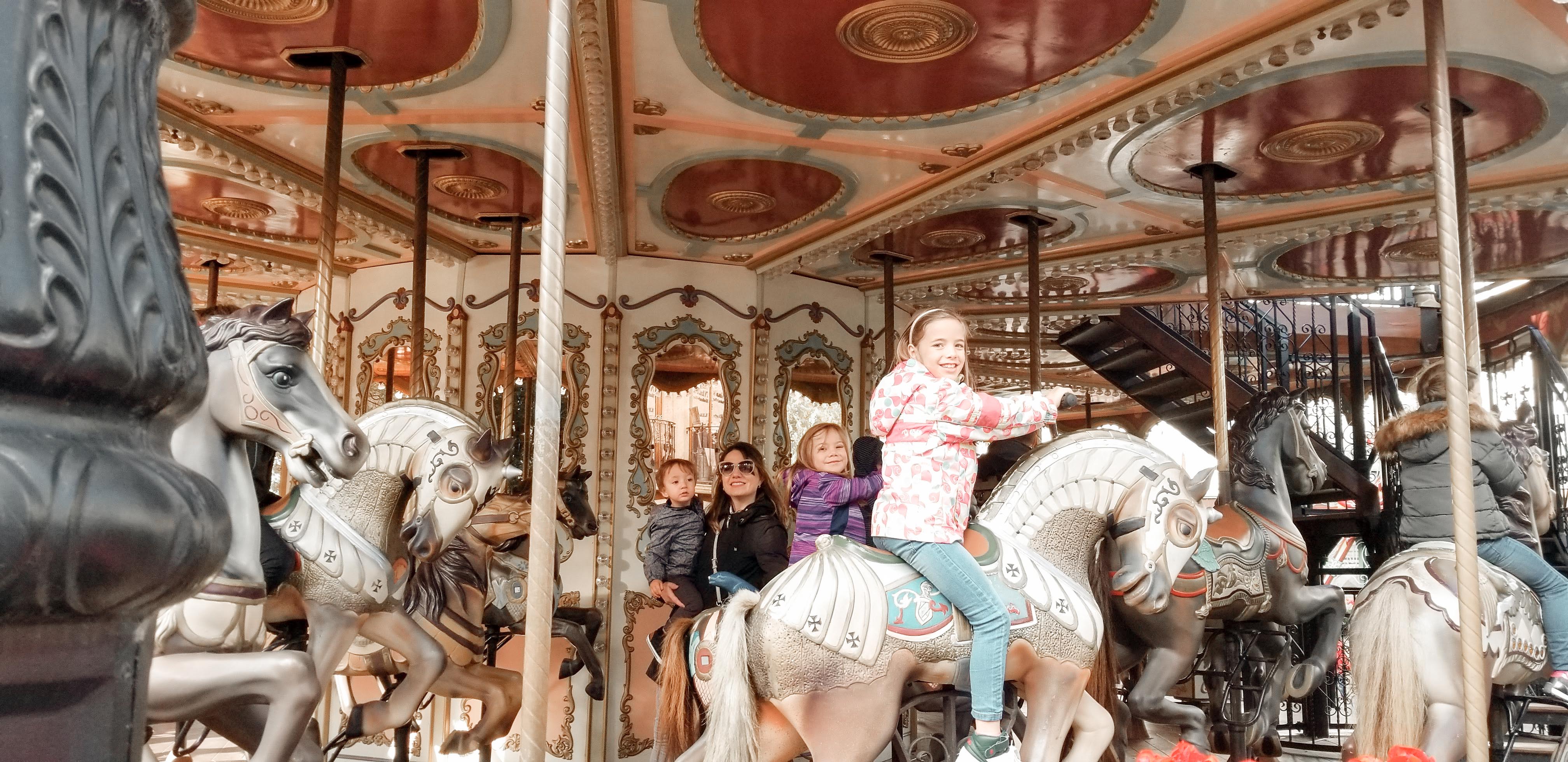 Alice, Diana, Arthur and Adriane riding in the carousel.
