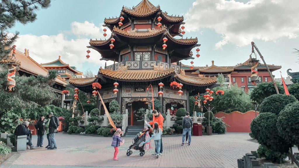 Diego, Alice and Diana in front of a Chinese attraction.